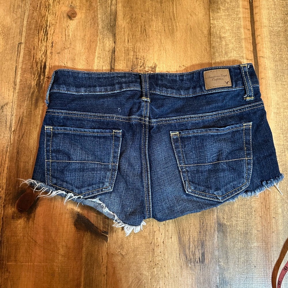 American Eagle Women’s short shorts AE denim, size 0. Dark low waist - Picture 4 of 5